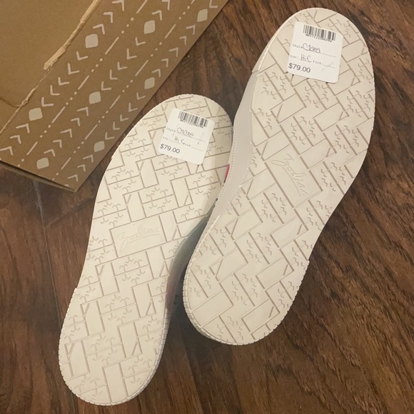 NWT!! Zodiac Ciara Slip on, size 6 - Picture 8 of 9